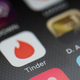 Ilustración para el artículo titulado El amor en tiempos del coronavirus: Tinder añade videollamadas a su plataforma